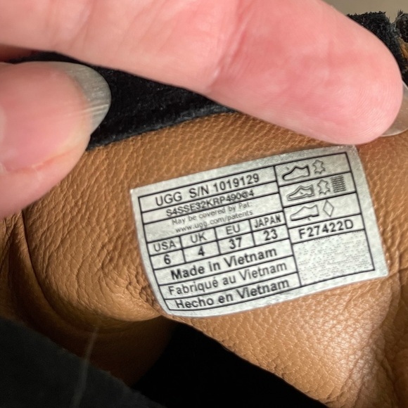 UGG- Reid suede ankle booties. Size 6 in black - Picture 4 of 5